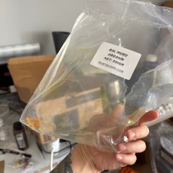 Mum Tedarik Balmumu Benzin Ve Parafin Benzeri Ağır Bir Koku Yayıyor