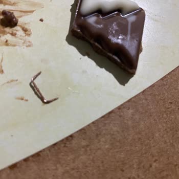 Milka Çikolatasında Metal Parça Hayati Tehlike