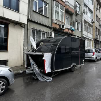 İcadiye Mahallesi Dündar Sokakta Çekme Karavan Görüntü Kirliliği ve Park Sorunu