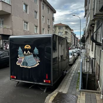 İcadiye Mahallesi Dündar Sokakta Çekme Karavan Görüntü Kirliliği ve Park Sorunu