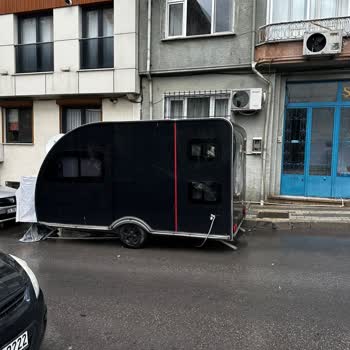 İcadiye Mahallesi Dündar Sokakta Çekme Karavan Görüntü Kirliliği ve Park Sorunu