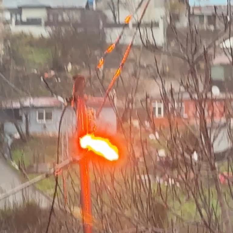 Yanmakta Olan Elektrik Direği Can Güvenliğini Tehdit Ediyor