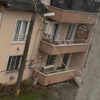 Kocaeli Kartepe'de Kırık Fincan Ve Yanmış Kablo Nedeniyle Çocuk Güvenliği Tehdidi