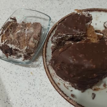 Elif Pastanesi Sincan Pastanın İçinden Yabancı Madde Olarak İplik Çıktı