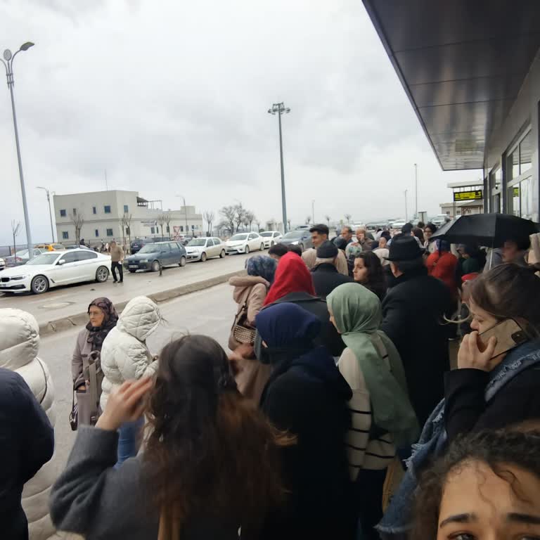 Üniversite Hastane Otobüslerinde Aşırı Kalabalık Ve Uzun Bekleme