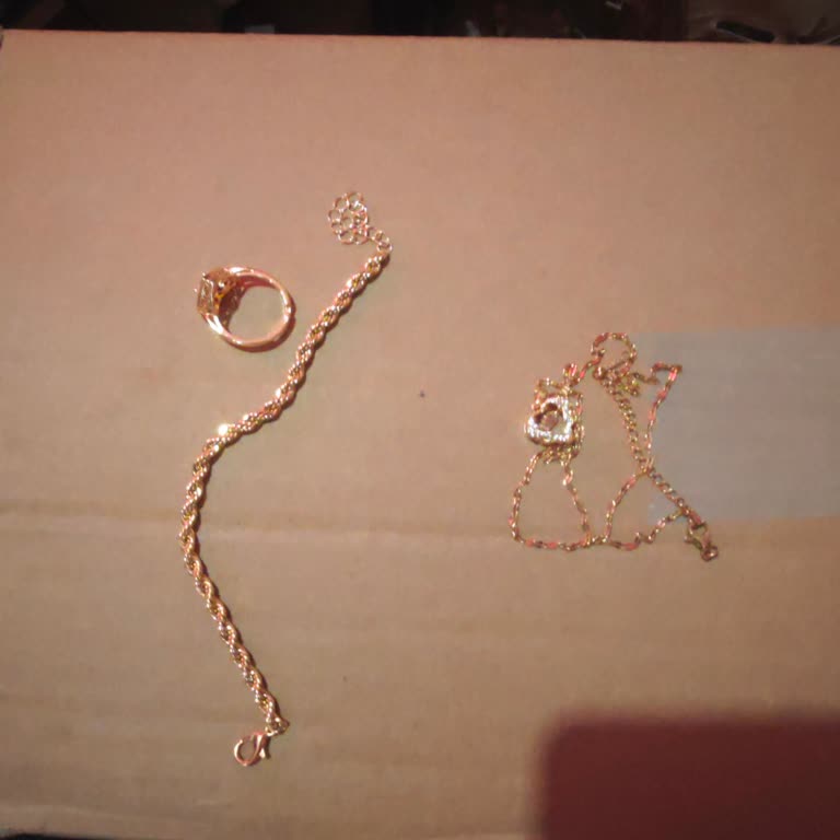 Söz Verilen Kutu Ve Parfüm Hediyesi Olmadan Gelen Kolye