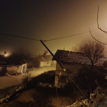 Karaardıç Mahallesinde Yan Yatmış Elektrik Direği Güvenlik Riski Oluşturuyor