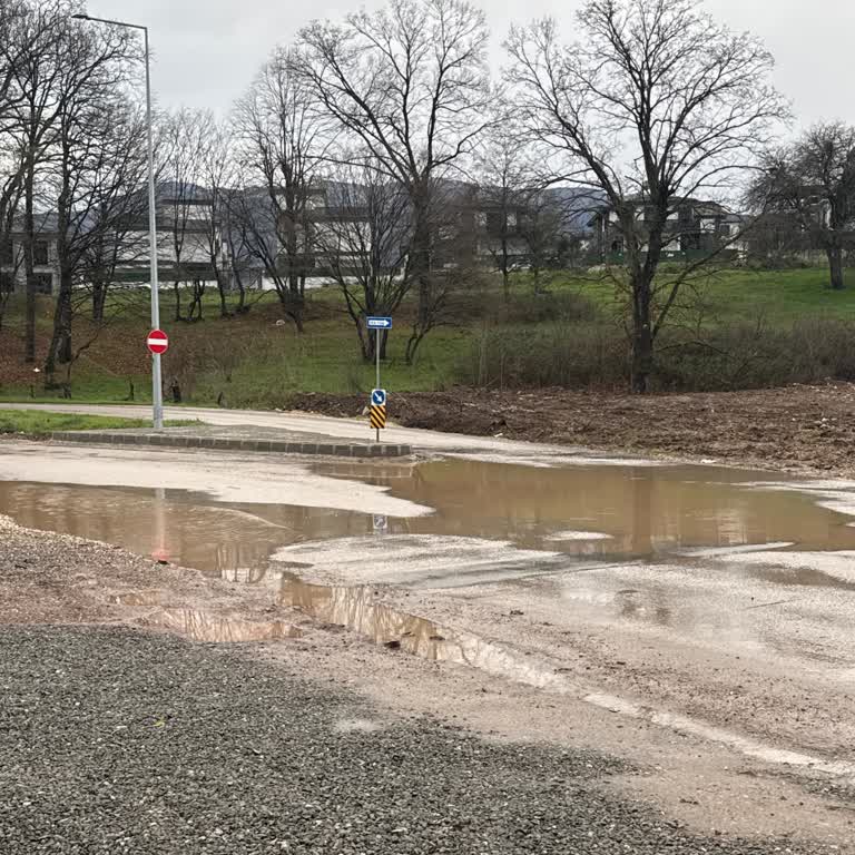Sarımeşe Mahallesinde Ciddi Su Birikintisi Trafik Ve Yaya Güvenliğini Tehdit Ediyor