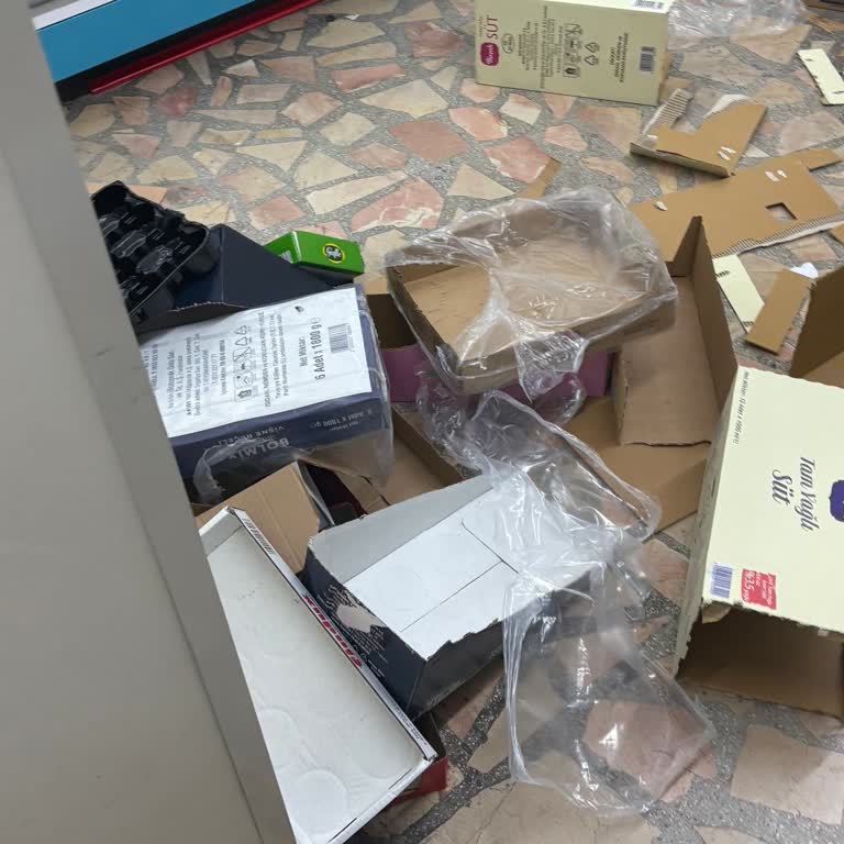 Mağaza Çalışanının Çocuk Güvenliğine Duyarsız Ve Saygısız Davranışı