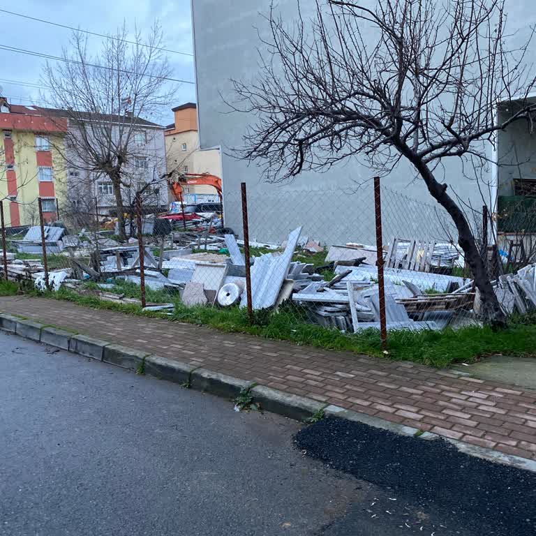 Kocaeli Çayırova'da Çocukları Tehdit Eden Mermer Parçaları Acilen Kaldırılmalı