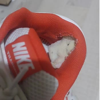 Nike Reax 8 İç Kısmı Yırtılan Ve Demir Batan Ayakkabı İçin Değişim Talebi