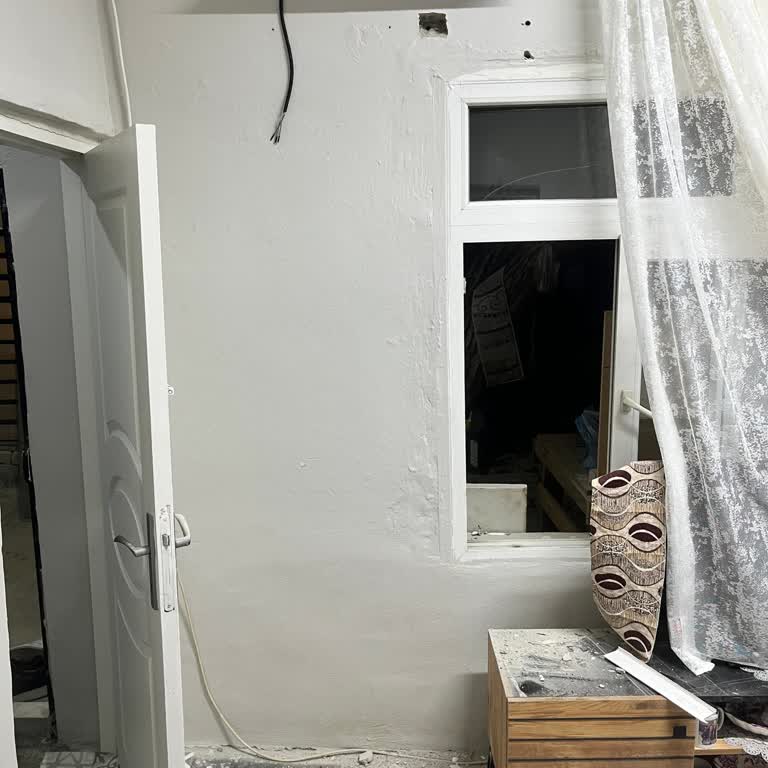 Montaj Ekibi Duvarı Yıktı Ve İşi Yarım Bıraktı