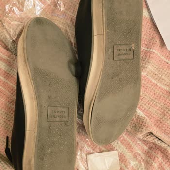 Tommy Hilfiger Sneaker’da Yapışkan Sorunu Kullanıcı Hatası Olarak Değerlendirildi