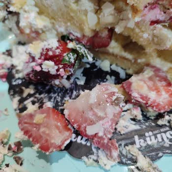 Bozulmuş Çilekli Yaş Pasta İçin Ücret İadesi Talebi