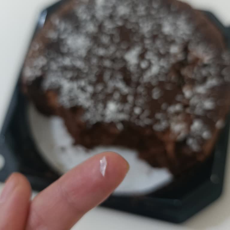 BİM'den Osmanoğlu Yaş Pasta İçinde Cam Parçası: Hayati Tehlike