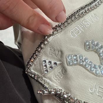 Guess Sweatshirt'te Taşların Düşmesi Ve Paslanması Nedeniyle Ücret İadesi İstiyorum