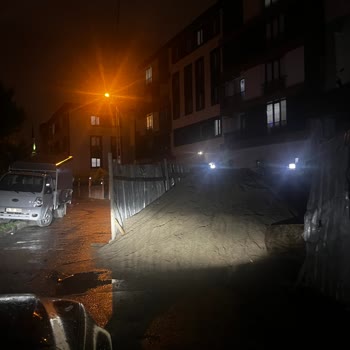 Tuncer Sokak’ta İnşaat Yol İşgali Araç Ve Yaya Girişini Engelliyor