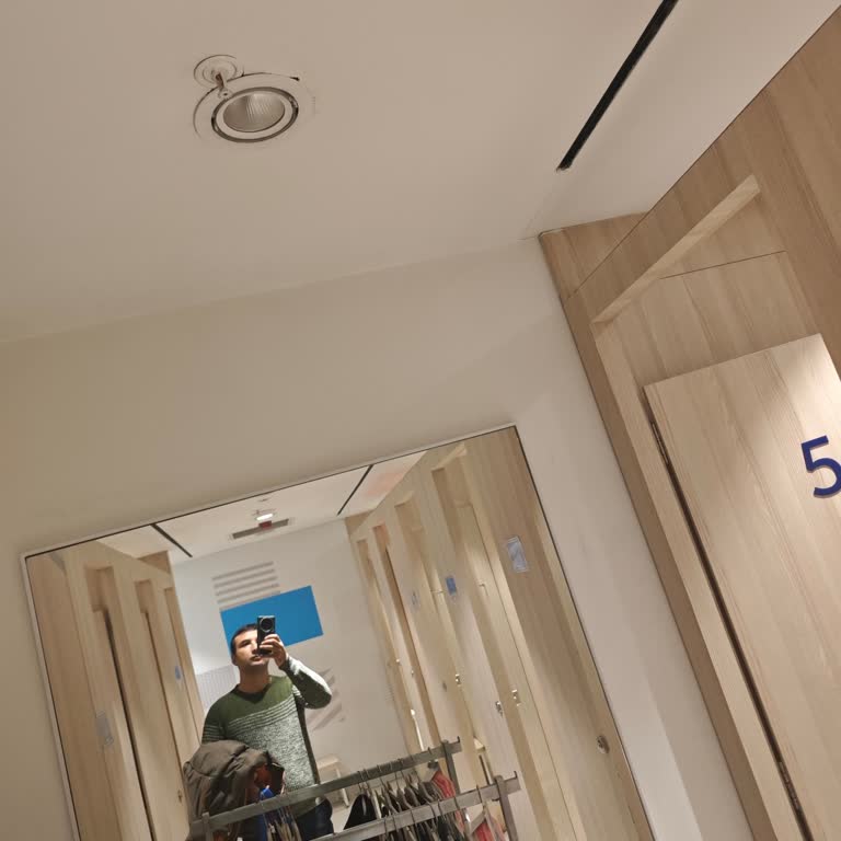 LCW Ankara Vega AVM'de Soyunma Odası Koridoru Aydınlatması Yetersiz