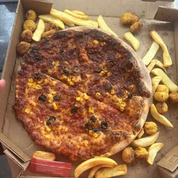 Yanmış Pizza Ve Kuryenin Rahatsız Edici Davranışı