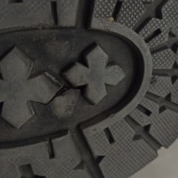 Kısa Sürede Çatlayan Botta Ayıplı Ürün Ve Mağaza İhmali