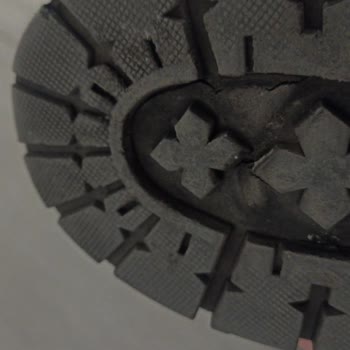 Kısa Sürede Çatlayan Botta Ayıplı Ürün Ve Mağaza İhmali