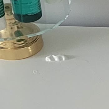 Air Wick Prizli Oda Kokusunun Sıvı Sızdırmasıyla Mobilya Hasarı