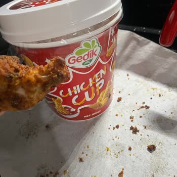 BİM'den Satın Alınan Gedik Piliç Chicken Cup Ürününde Tavuk Tüyü