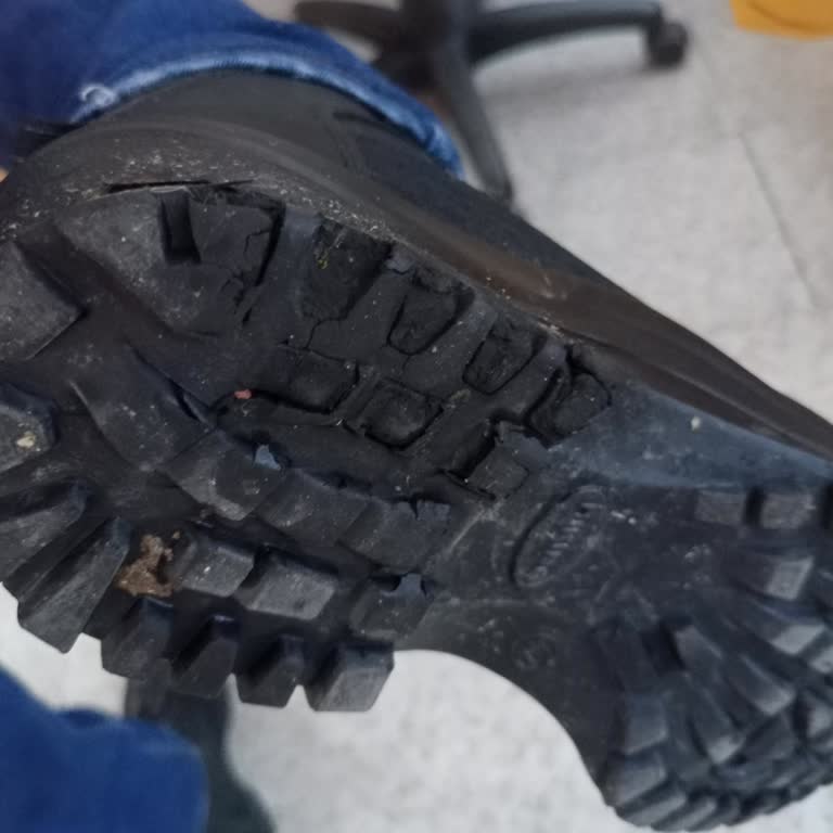 Koray Spor Ayıplı Adidas Yağmurluk ve Grisport Bot, Kullanıcı Hatası İddiaları Ve Tam İade Talebi