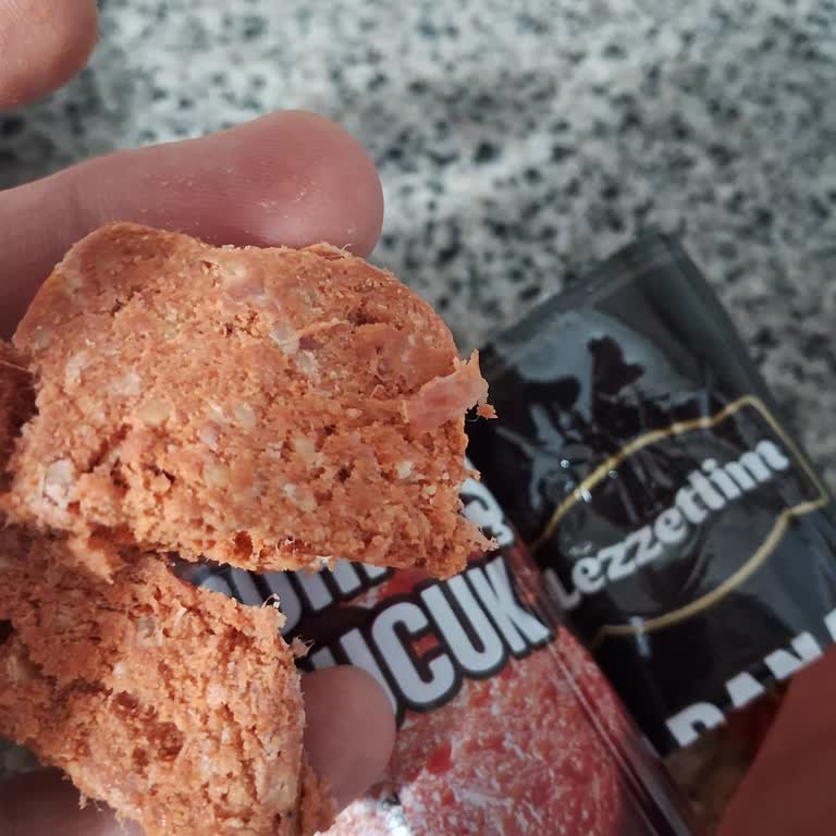 Şok Marketten Satın Aldığım Sucukta Naylon Parçaları Ve Çamur Kıvamı