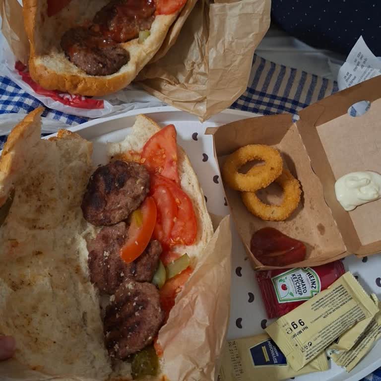 Köfteci Yusuf Soğuk Ve Az Pişmiş Köfte, Yan Ürün Eksikliği Ve Müşteri Hizmetlerinden Cevap Yok