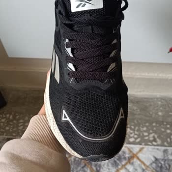 Reebok Ayakkabısının Alt Tabanı Ayrıldı Ve Tabana Yapışık Siyah Lastik Bıraktı Dönüş Talebi