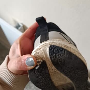 Reebok Ayakkabısının Alt Tabanı Ayrıldı Ve Tabana Yapışık Siyah Lastik Bıraktı Dönüş Talebi