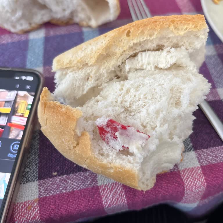 Şok Market'ten Alınan Somun Ekmekte Plastik Parça Bulunması Gıda Güvenliğini Tehdit Ediyor