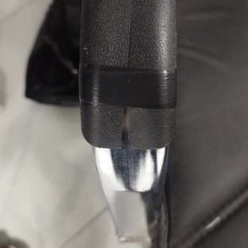 Weyron Ofis Koltuklar Kırık Ve Bantlanmış Şekilde Geldi