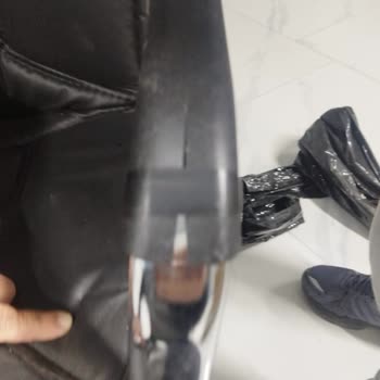 Weyron Ofis Koltuklar Kırık Ve Bantlanmış Şekilde Geldi