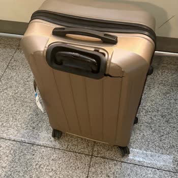 Ajet Uçuş Rötarı Ve Kırık Valiz Nedeniyle Yılbaşı Tatili Kabusa Dönüştü