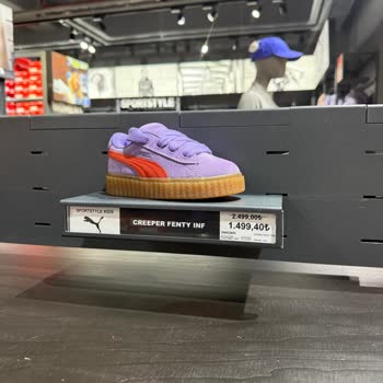 Reyonda Görülen Fiyatla Satın Alınamayan Çocuk Ayakkabısı