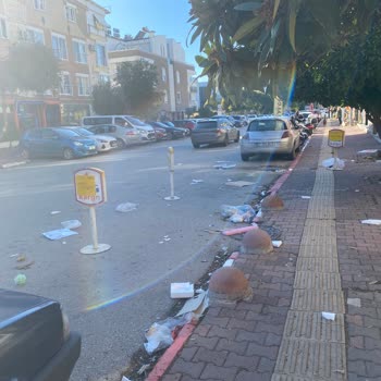 Gömme Çöp Konteynerlerinin Sert Kapakları Sokakta Çöp Dağıtıyor Ve Sağlığı Tehdit Ediyor