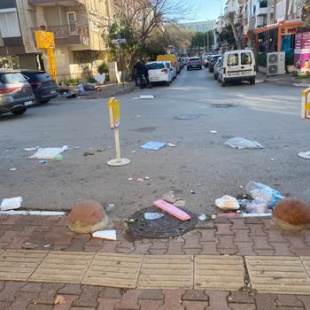 Gömme Çöp Konteynerlerinin Sert Kapakları Sokakta Çöp Dağıtıyor Ve Sağlığı Tehdit Ediyor