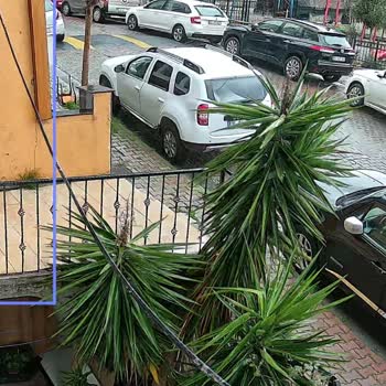 Sarkık Bina Dışı Türk Telekom Kablosu Camı Ve Güvenliği Tehdit Ediyor