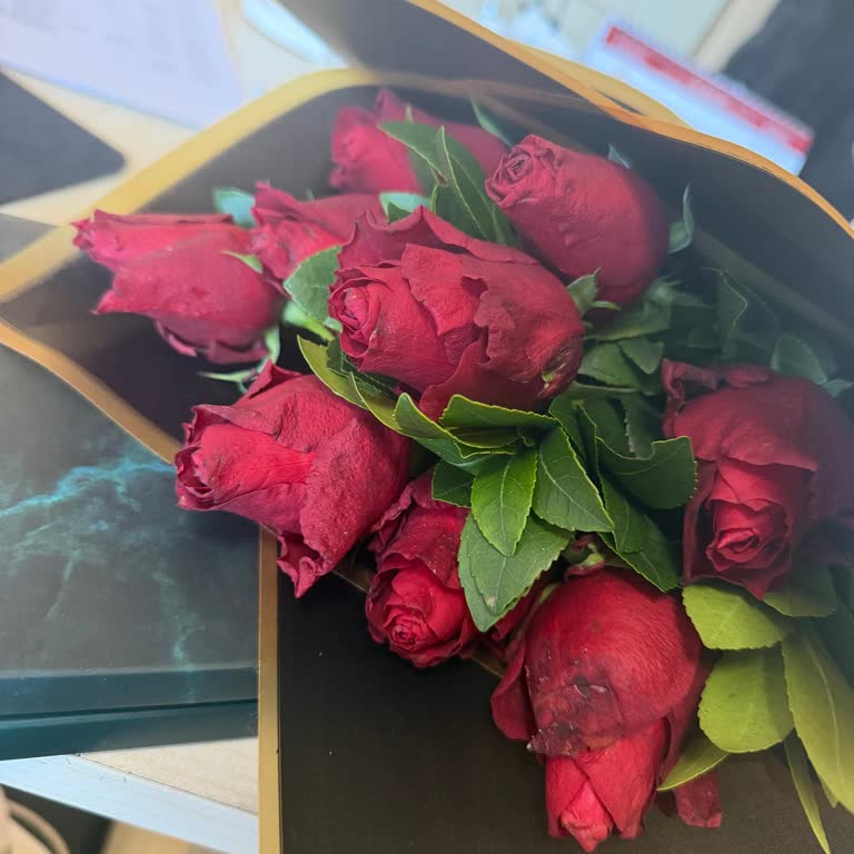 Silivri Şubesinde Çiçek Sepeti Üzerinden Gelen Solmuş Çiçek Ve Küflü Çikolata İçin Tam İade Talebi