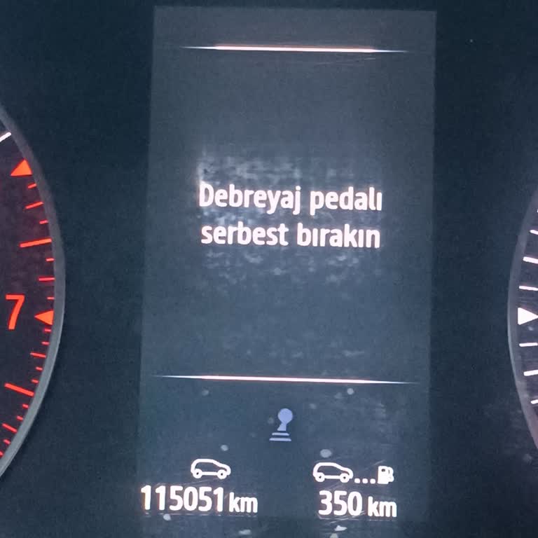 Renault Megane Multimedya Ekranında Debriyaj Kelimesinin Yanlış Yazımı