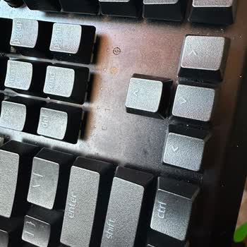 Amazon'dan Gelen Yeni Klavye Kullanılmış, Parmak İzleri Ve Kül İçeriyor