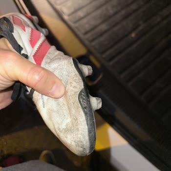 Adidas Kramponunun Kısa Sürede Açılması Ve Sorumluluk Alınmaması