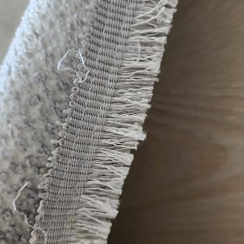 Kampanyalı Halının Saçakları Sökülmüş Ve Altında Gizli Plastik Parça