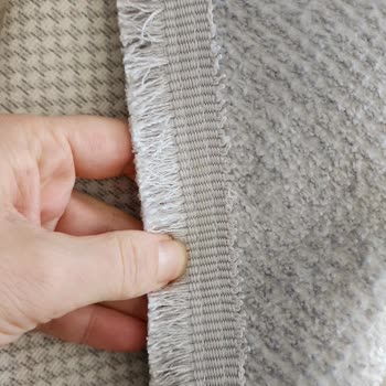 Kampanyalı Halının Saçakları Sökülmüş Ve Altında Gizli Plastik Parça