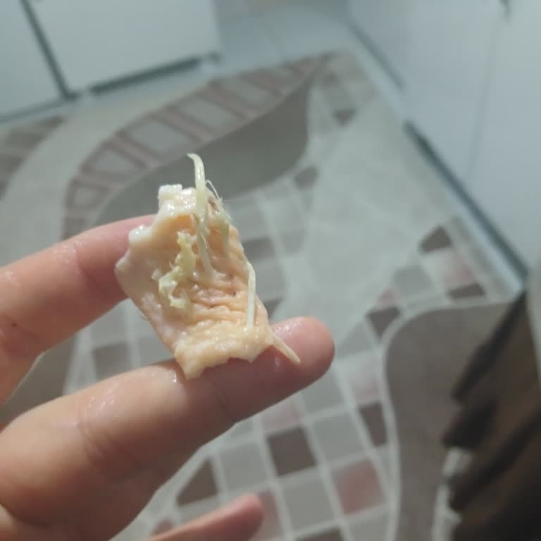 BİM'den Satılan Erpiliç Tavukta Temizlenmemiş Tüyler