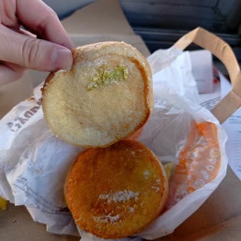 Burger King Okmeydanı'nda Tavuk Burgerlerde Sos Ve Yeşillik Eksikliği Ve Özensiz Hazırlık