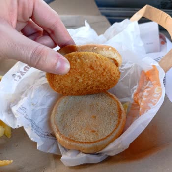 Burger King Okmeydanı'nda Tavuk Burgerlerde Sos Ve Yeşillik Eksikliği Ve Özensiz Hazırlık