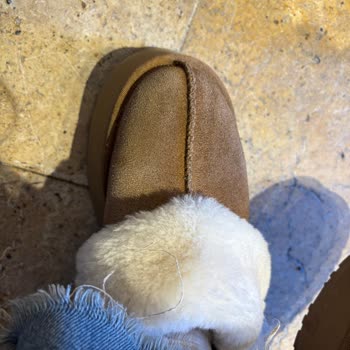 Ugg Sandaleti Kısa Sürede Renk Ve Doku Kaybı Yaşadı, Satıcı Kullanıcı Hatası İddiası Getirdi